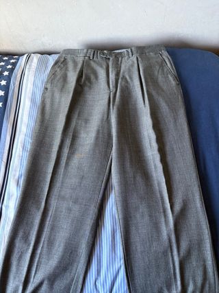 Traje gris de doble botonadura