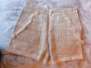 Pantalón corto beige con flecos
