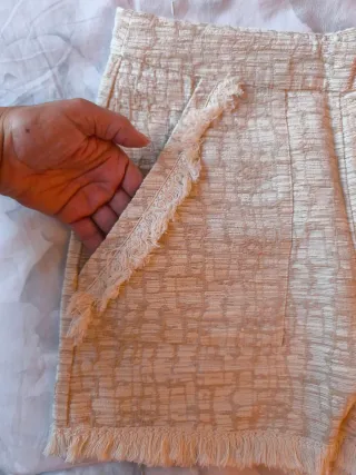 Pantalón corto beige con flecos