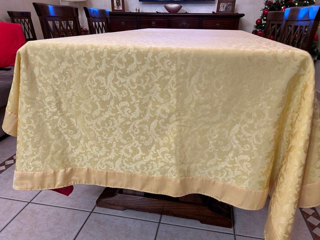 Tovaglia gialla con bordo raso