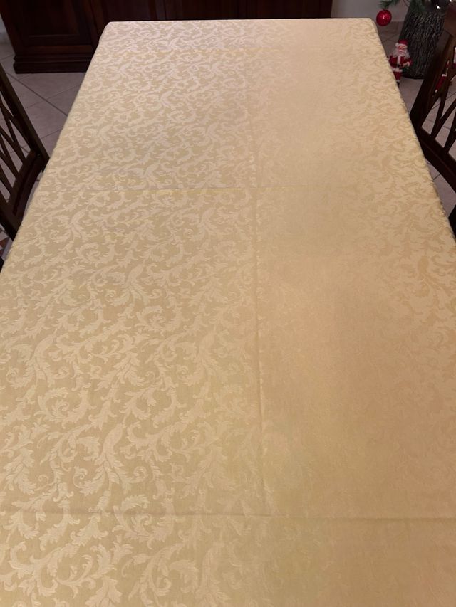 Tovaglia gialla con bordo raso