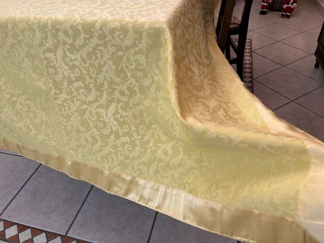 Tovaglia gialla con bordo raso