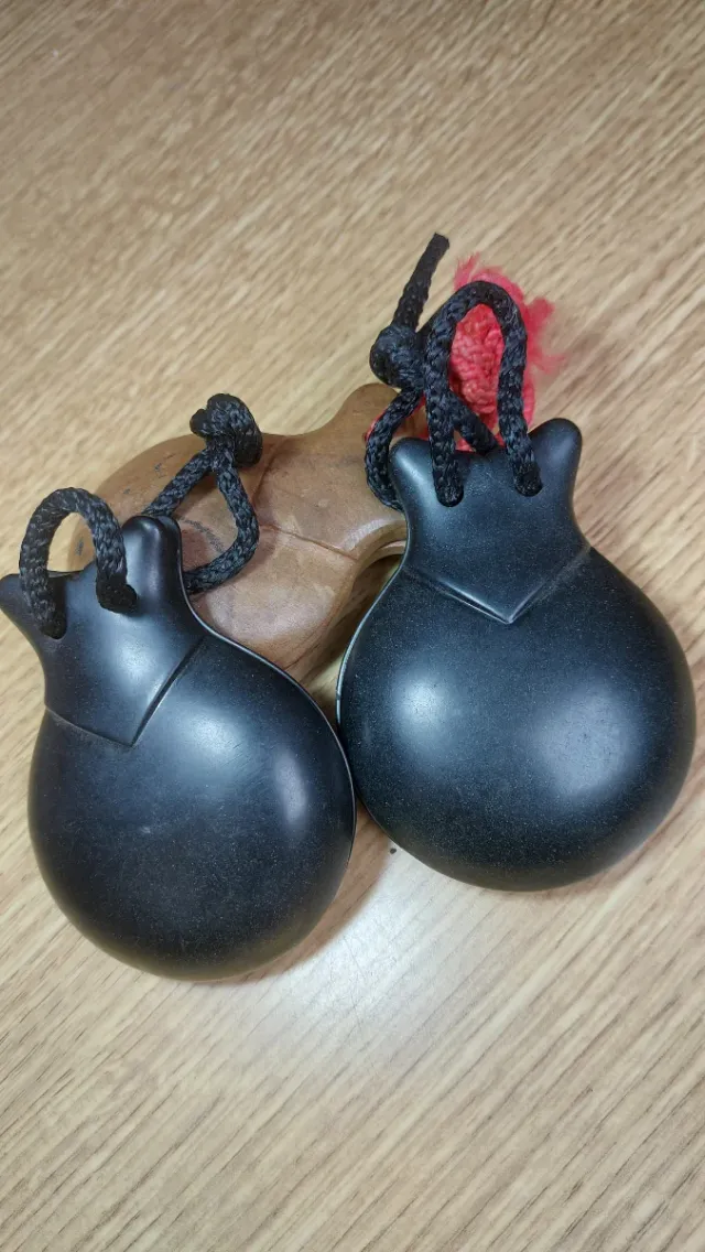 Castañuelas negras.