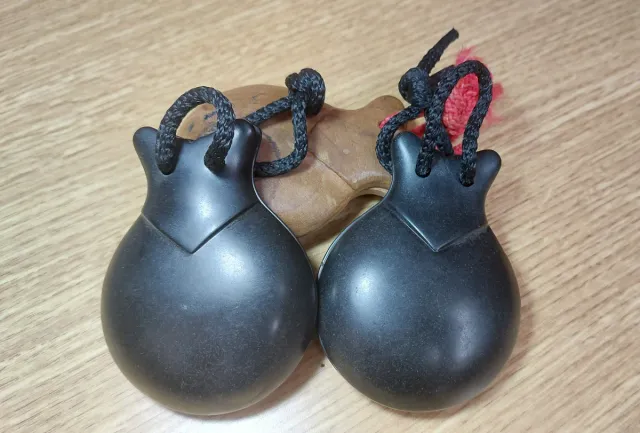 Castañuelas negras.