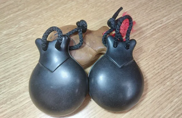 Castañuelas negras.
