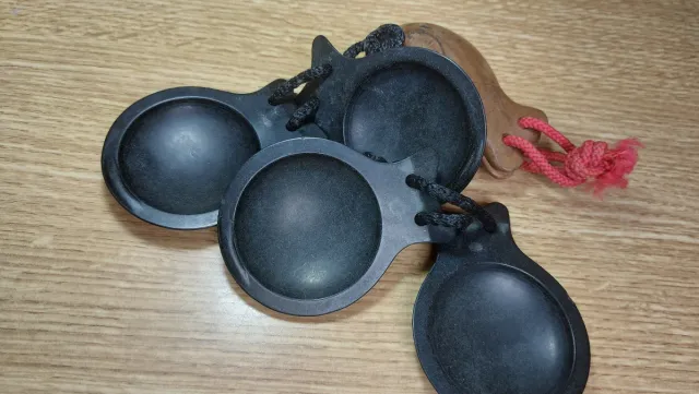 Castañuelas negras.