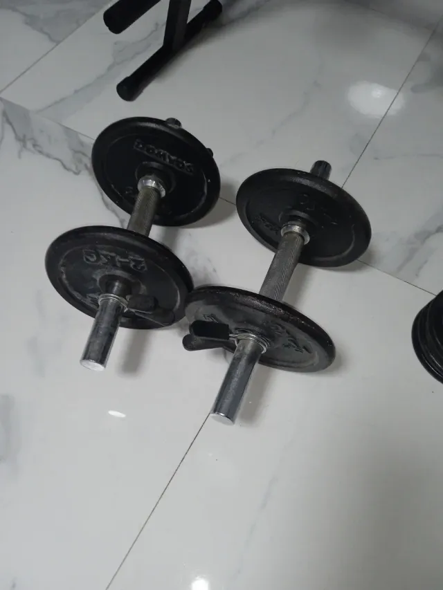 Barra e banco de musculação