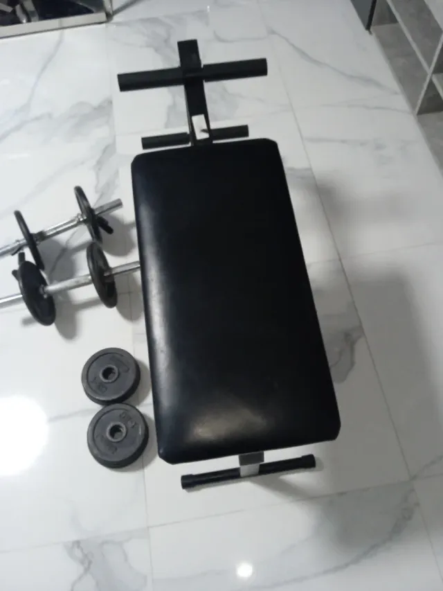 Barra e banco de musculação