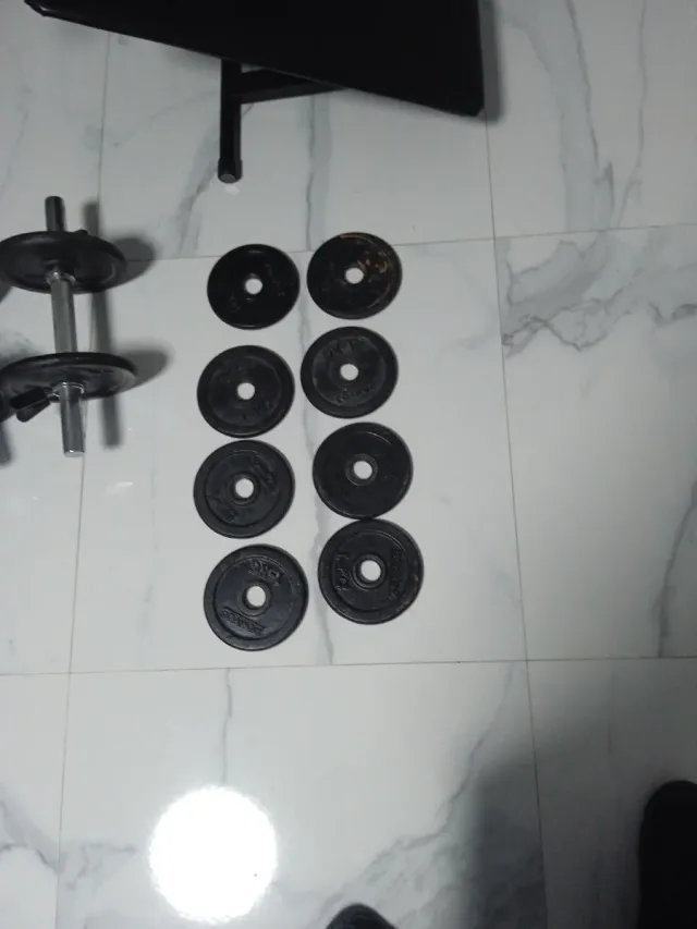 Barra e banco de musculação