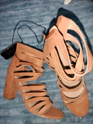 Sandalias tacón beige