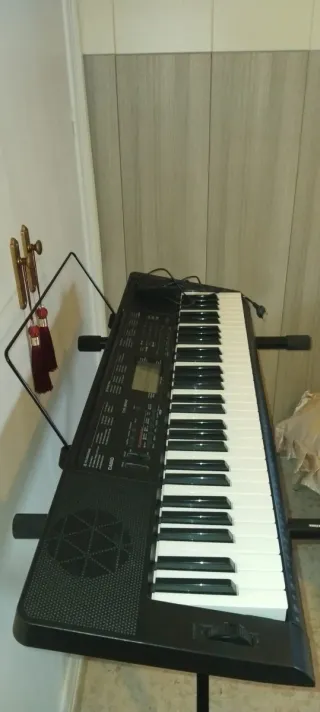 Piano eléctrico con soporte