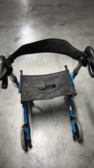 Andador plegable con asiento y ruedas