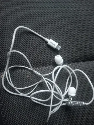 Auriculares blancos con conector Lightning