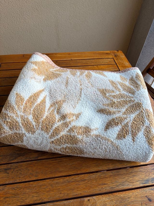 Copriletto nordico con foglie marrone e bianco