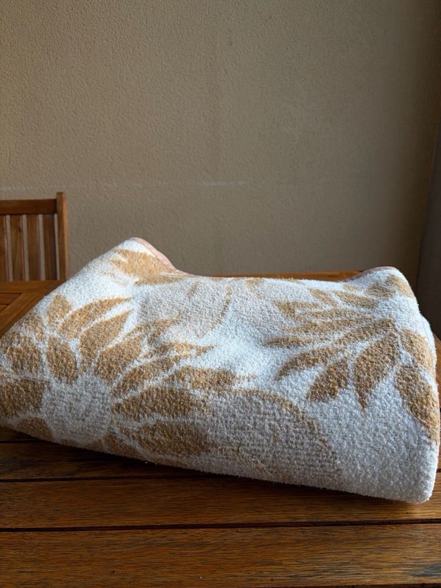 Copriletto nordico con foglie marrone e bianco