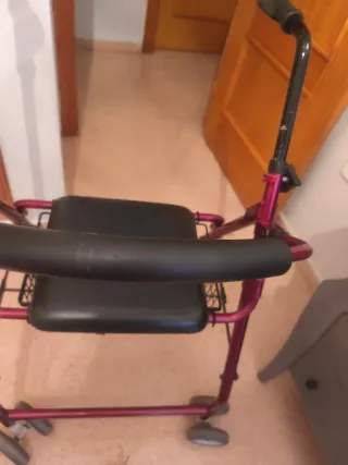 Andador Plegable con Asiento y Cesta