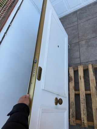 Puerta madera con 3 puntos de cierre