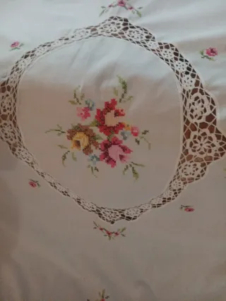 Copriletto vintage ricamato