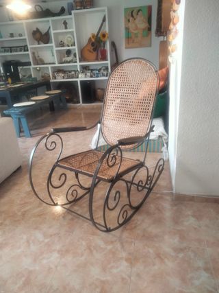 Mecedora antigua de forja y mimbre