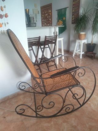 Mecedora antigua de forja y mimbre