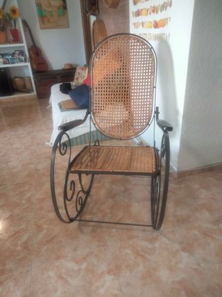 Mecedora antigua de forja y mimbre