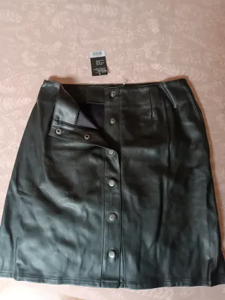 Minifalda cuero negra botones