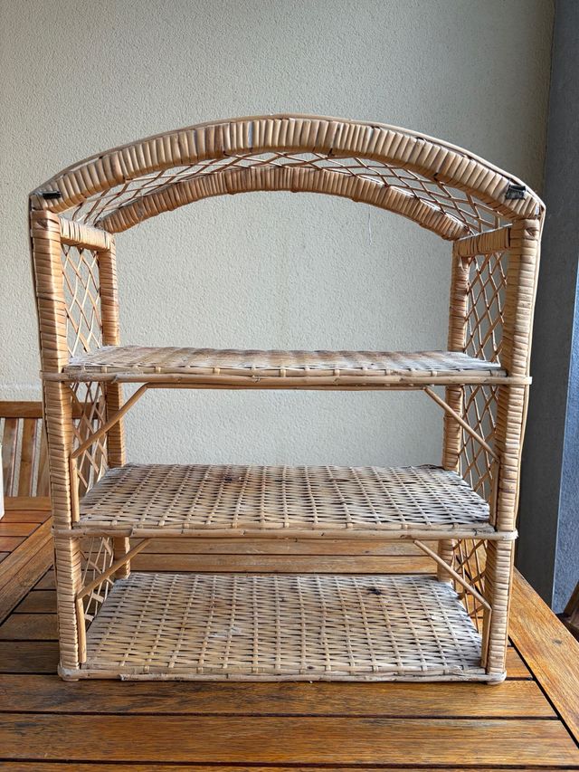 Scaffale in vimini e legno