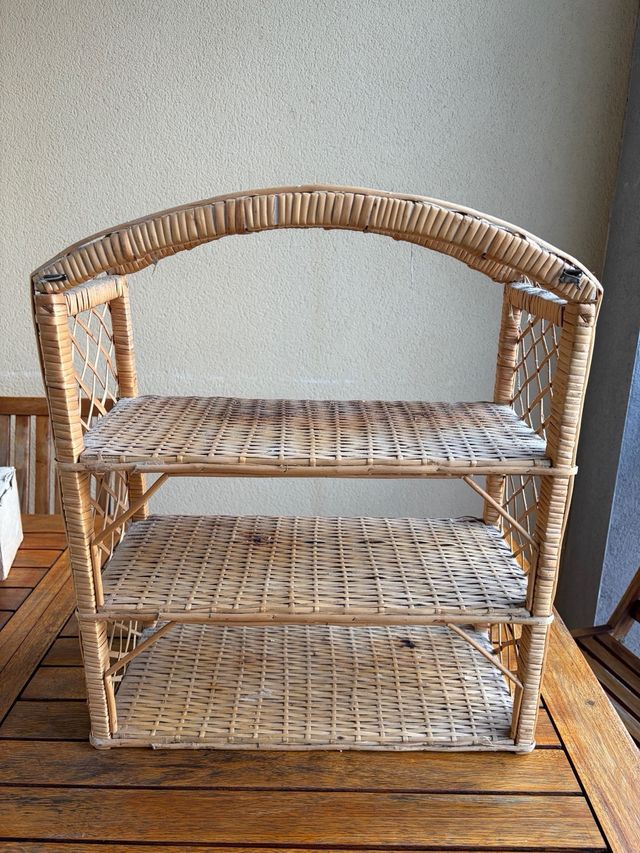 Scaffale in vimini e legno