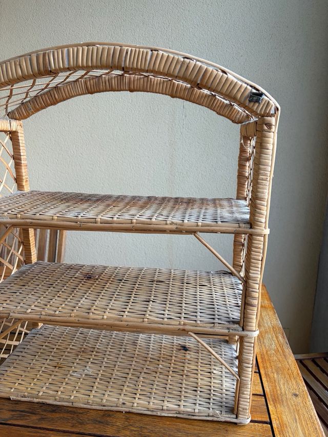 Scaffale in vimini e legno