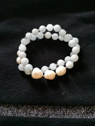 Pulsera de perlas y piedras blancas y celestes