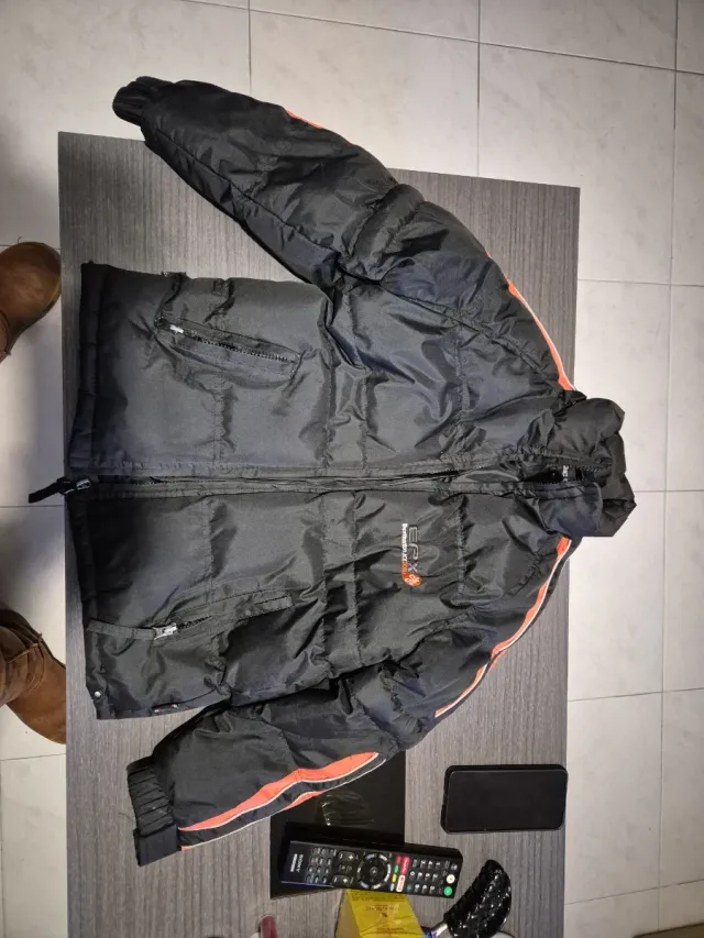 Abrigo niño talla 8 negro naranja