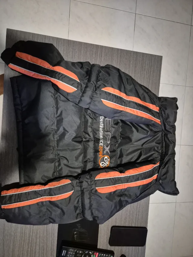 Abrigo niño talla 8 negro naranja