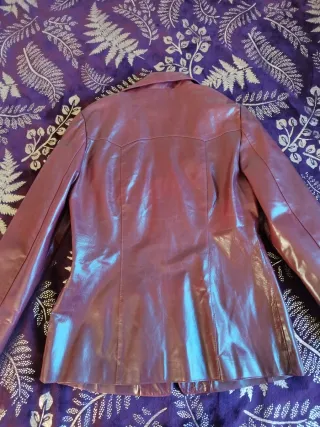 Americana de cuero entallada