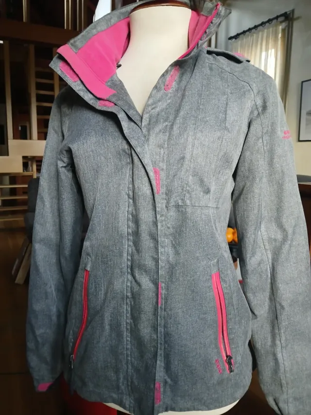 Chaqueta outdoor gris y rosa