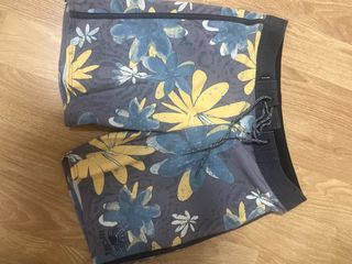 Calções Rip Curl Florais Tamanho 28