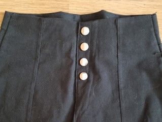 Pantalón elástico negro botones