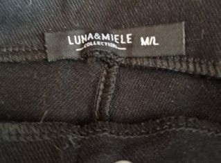 Pantalón elástico negro botones