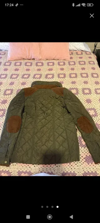 Chaqueta acolchada verde con parches