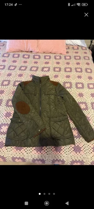 Chaqueta acolchada verde con parches