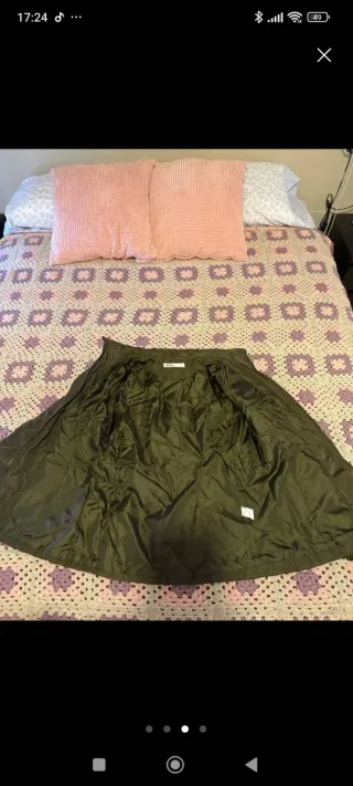 Chaqueta acolchada verde con parches