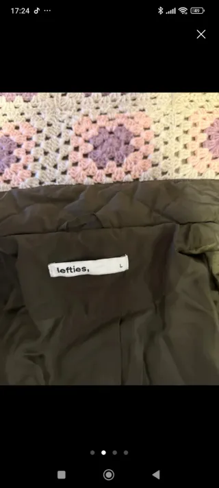 Chaqueta acolchada verde con parches