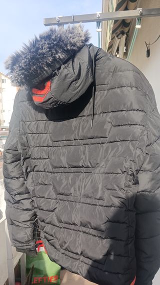 Kooko Milano. Plumón con capucha. Mujer. 4XL.