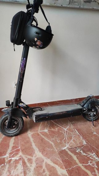 Patinete eléctrico con casco y bolsa