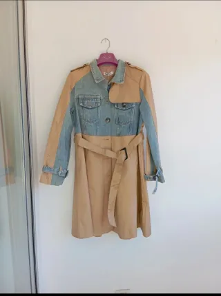 Gabardina denim beige y azul. Con cinturón.