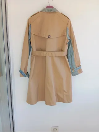 Gabardina denim beige y azul. Con cinturón.
