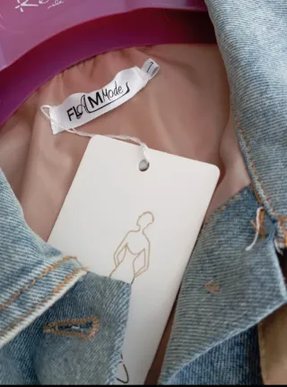 Gabardina denim beige y azul. Con cinturón.