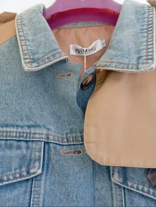 Gabardina denim beige y azul. Con cinturón.