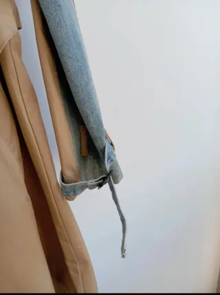 Gabardina denim beige y azul. Con cinturón.