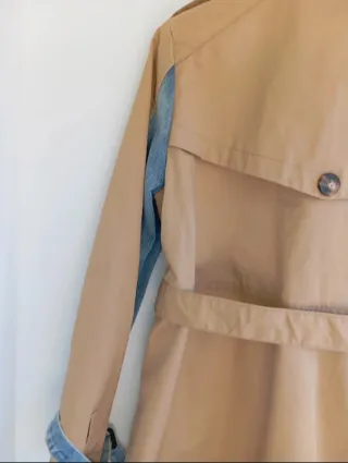 Gabardina denim beige y azul. Con cinturón.