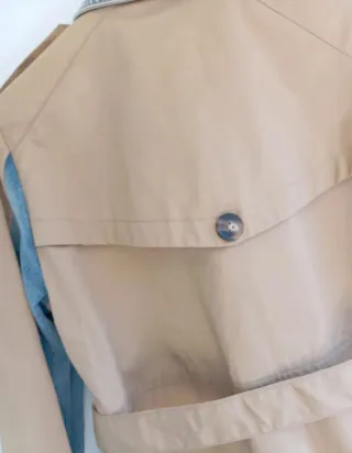 Gabardina denim beige y azul. Con cinturón.